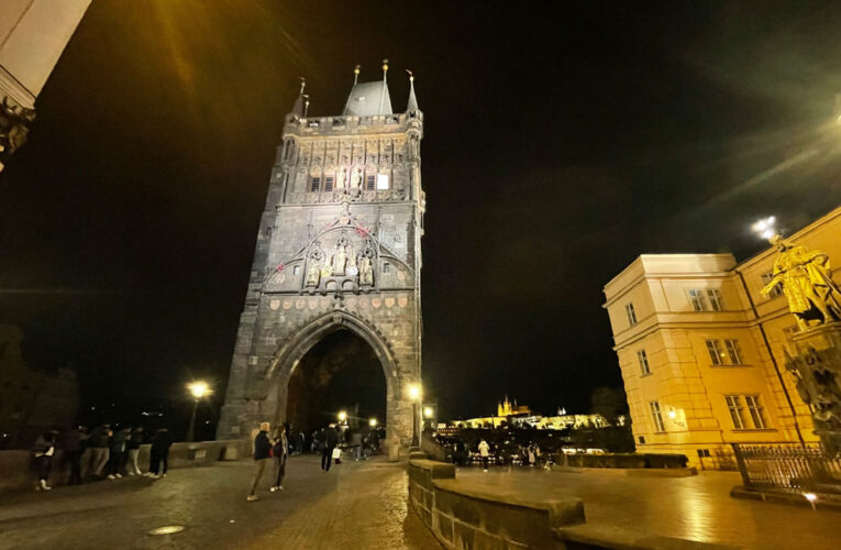Caminar de noche por Praga: del Puente de Carlos a la Torre de la Pólvora.