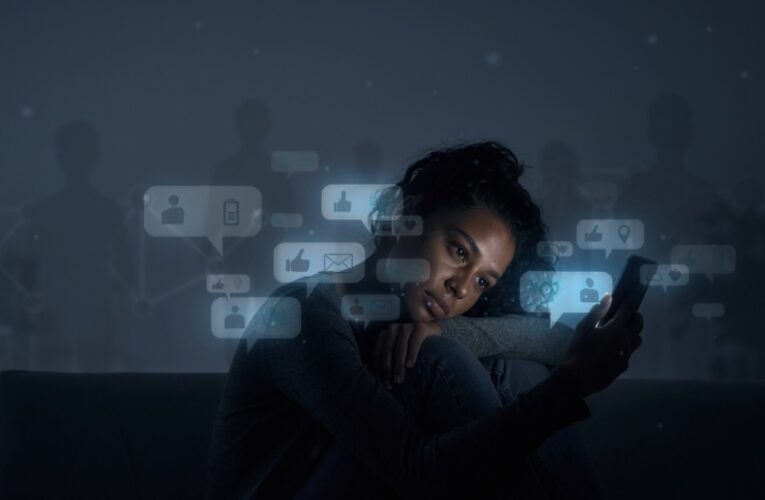 La ilusión de estar conectados: soledad en la era digital.